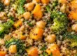 Bowl di quinoa, ceci, zucca e broccoli