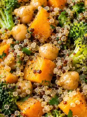 Bowl di quinoa, ceci, zucca e broccoli Bowl di quinoa, ceci, zucca e broccoli