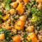 Bowl di quinoa, ceci, zucca e broccoli