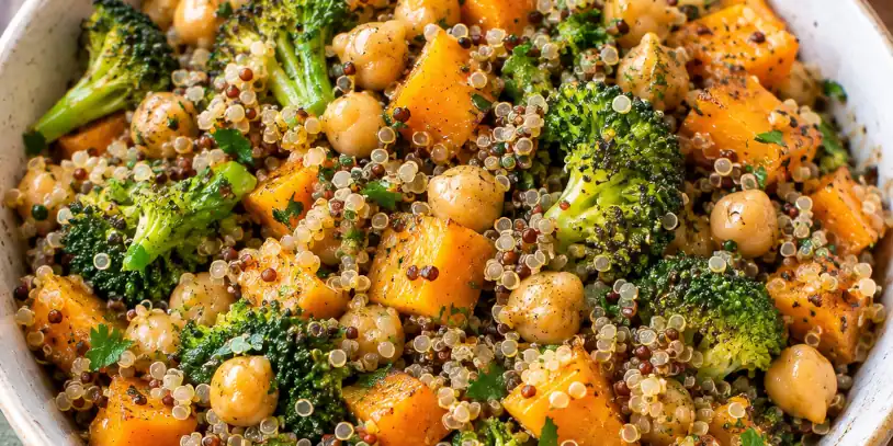 Bowl di quinoa, ceci, zucca e broccoli Bowl di quinoa, ceci, zucca e broccoli